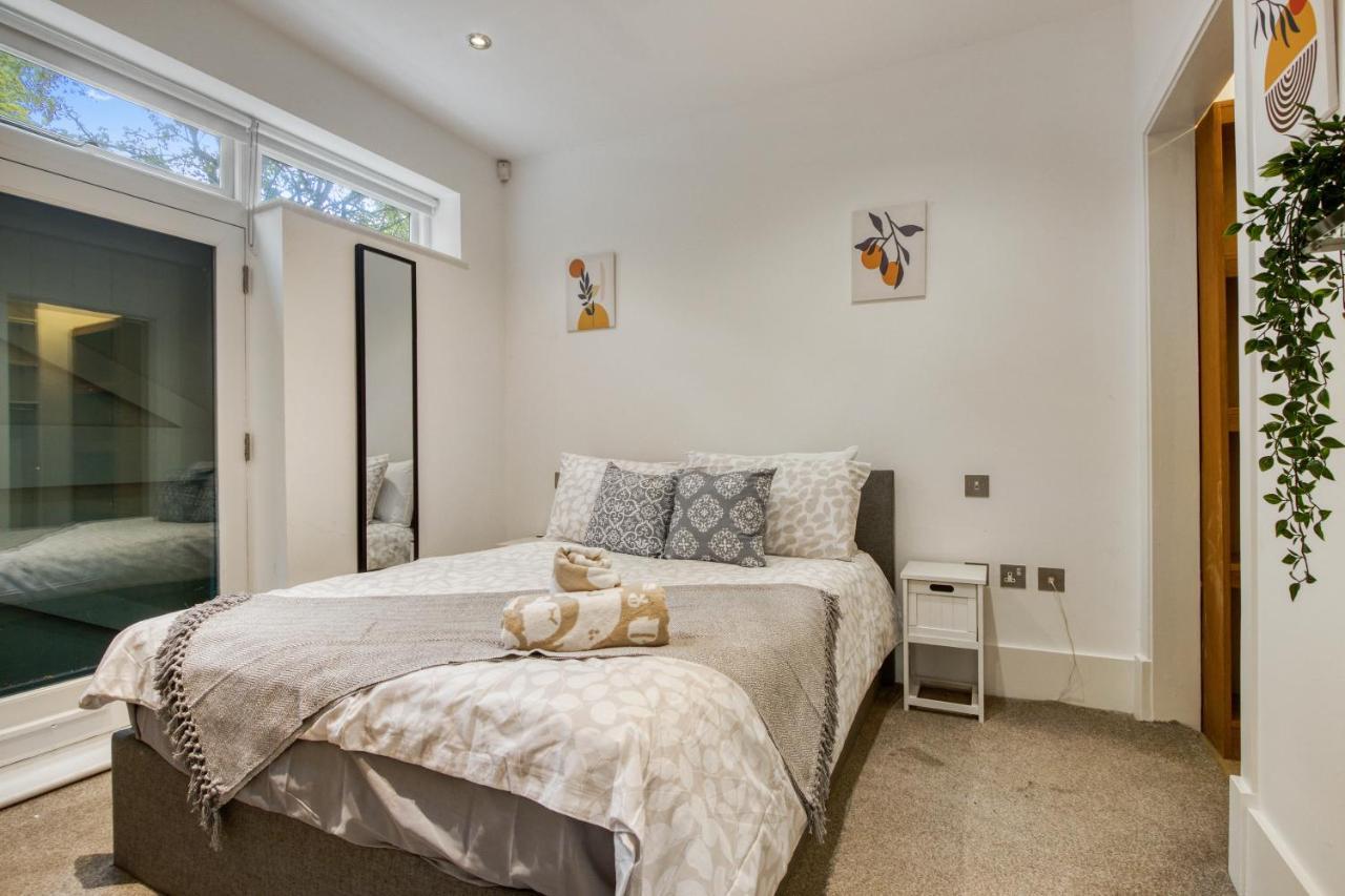 Stunning Award Winning Barn Conversion- 2 Bedroom London Exterior photo